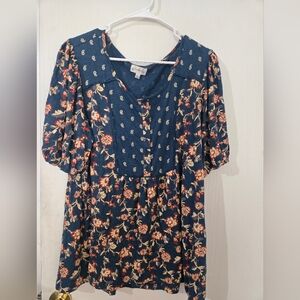 Large Wonderly Blue and Tan Patterned Top